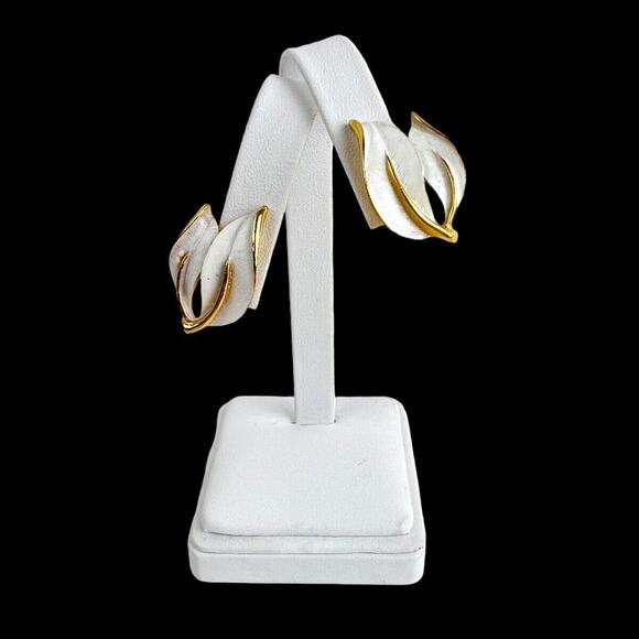 Sarah Coventry Clip On Earrings Pearlized Perfection White Enamel Goldtone Trim - Picture 2 of 8